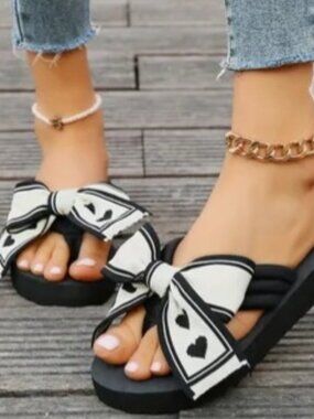NWT White Fabric Bow Platform Flip Flops Heart Print Wedge Sandals